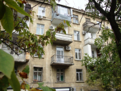 Satılır 3 otaqlı 75 m2 köhnə tikili Dövlət Statistika Komitəsi