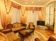 Satılır 6 otaqlı 310 m2 köhnə tikili Axundov bağı