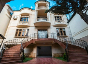 Satılır 8 otaqlı 684 m2 həyət evi Gənclik m.