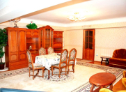 İcarəyə verilir 4 otaqlı 160 m2 köhnə tikili Səbail r.