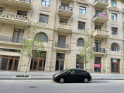 Satılır 4 otaqlı 225 m2 obyekt Şah İsmayıl Xətai m.