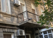 Satılır 2 otaqlı 70 m2 köhnə tikili Axundov bağı