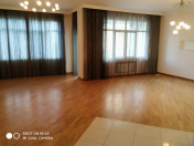 İcarəyə verilir 4 otaqlı 180 m2 ofis 28 May m.