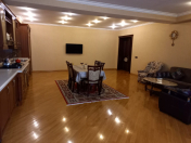 Satılır 7 otaqlı 350 m2 yeni tikili 28 May m.