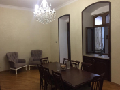 İcarəyə verilir 3 otaqlı 90 m2 köhnə tikili İçəri Şəhər m.