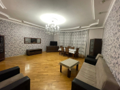 İcarəyə verilir 3 otaqlı 152 m2 yeni tikili 8 Noyabr m.