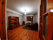 İcarəyə verilir 2 otaqlı 80 m2 köhnə tikili Memar Əcəmi m.