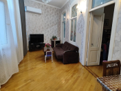 Satılır 3 otaqlı 90 m2 köhnə tikili Sahil m.