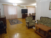 İcarəyə verilir 6 otaqlı 254 m2 köhnə tikili Ağ şəhər