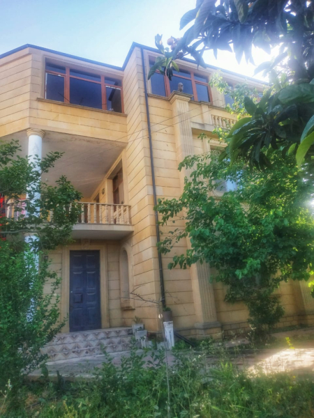 Satılır 9 otaqlı 1100 m2 villa Badamdar