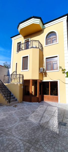 Satılır 7 otaqlı 300 m2 villa Badamdar
