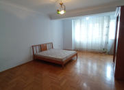 İcarəyə verilir 4 otaqlı 160 m2 köhnə tikili 8 Noyabr m.