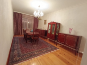 Satılır 5 otaqlı 110 m2 köhnə tikili Xalqlar Dostluğu m.