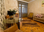 İcarəyə verilir 4 otaqlı 180 m2 köhnə tikili Səbail r.