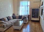 İcarəyə verilir 2 otaqlı 90 m2 köhnə tikili Elmlər Akademiyası m.