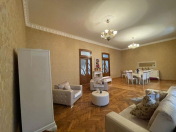 Satılır 4 otaqlı 200 m2 köhnə tikili 28 May m.