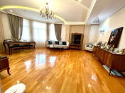 Satılır 3 otaqlı 160 m2 yeni tikili 8 Noyabr m.