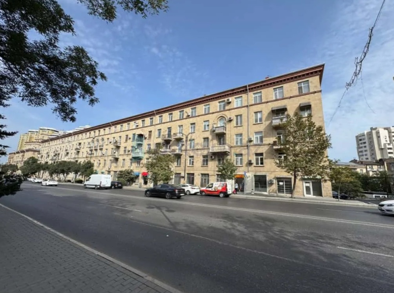 Satılır 3 otaqlı 80 m2 köhnə tikili Elmlər Akademiyası m.