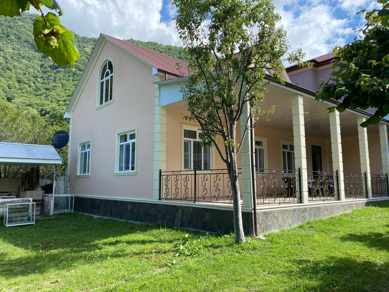 İcarəyə verilir 4 otaqlı 100 m2 həyət evi Qax