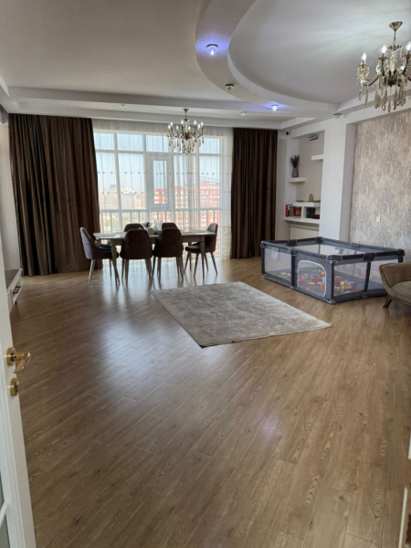 Satılır 4 otaqlı 185 m2 yeni tikili 28 May m.