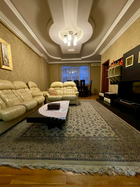 İcarəyə verilir 3 otaqlı 100 m2 yeni tikili Nizami m.