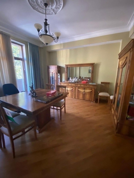 Satılır 3 otaqlı 160 m2 ofis Fəvvarələr meydanı