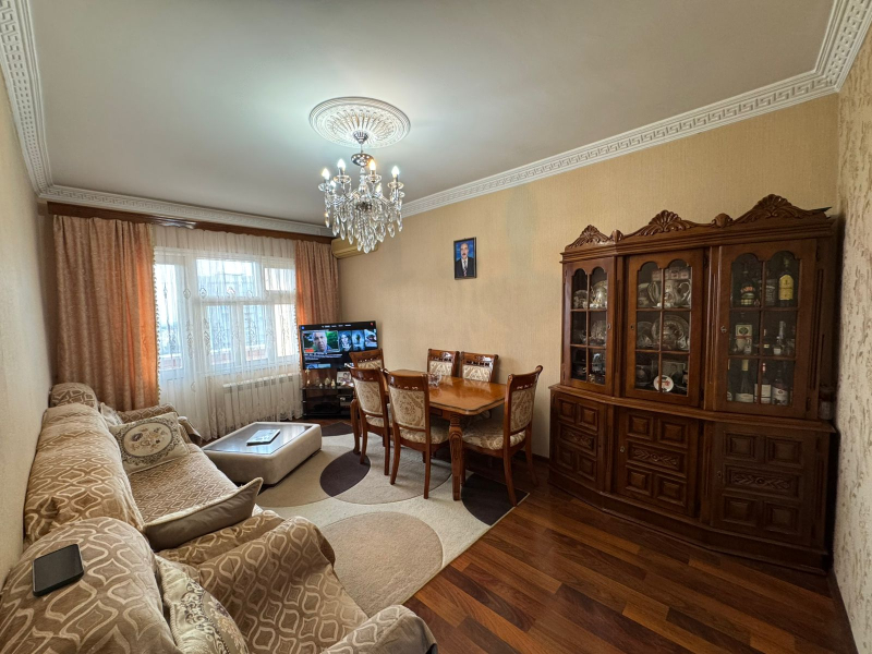 Satılır 3 otaqlı 90 m2 köhnə tikili Qara Qarayev m.