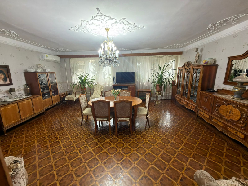 Satılır 4 otaqlı 110 m2 köhnə tikili Gənclik m.