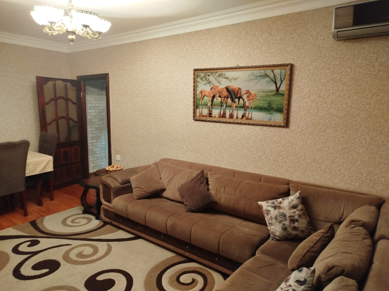 Satılır 3 otaqlı 70 m2 köhnə tikili Səbail r.