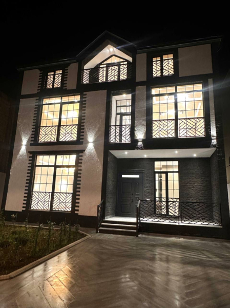 Satılır 9 otaqlı 437 m2 villa Badamdar