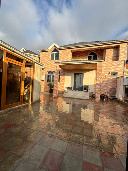 Satılır 5 otaqlı 200 m2 həyət evi Binəqədi r.