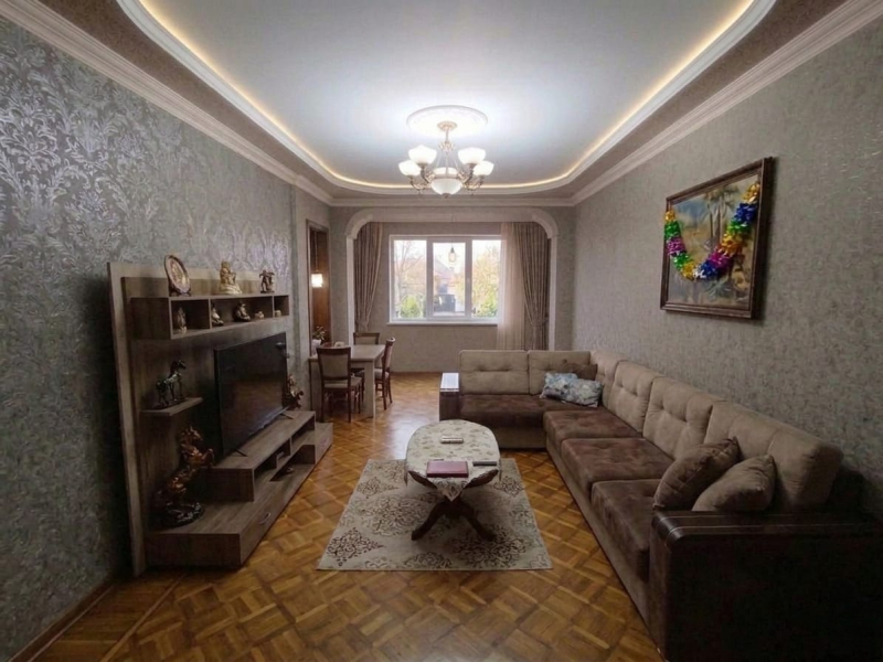 Satılır 5 otaqlı 130 m2 köhnə tikili 8 mkr