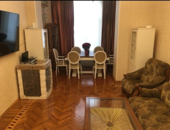Satılır 3 otaqlı 120 m2 köhnə tikili Heydər Əliyev Mərkəzi