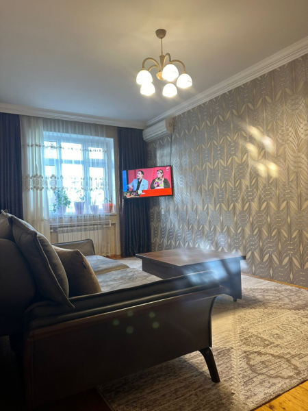 Satılır 2 otaqlı 70 m2 köhnə tikili Əhmədli m.